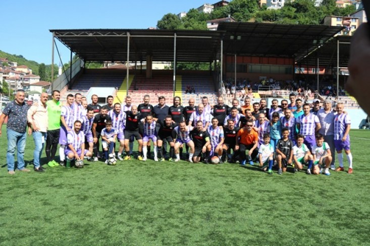 Ünlü futbolculardan futbol resitali..