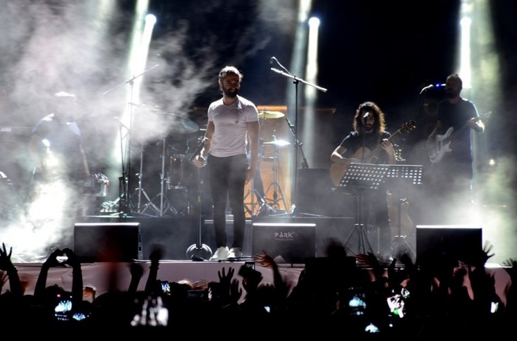 Sesi Gülen Adam Koray Avcı.. 