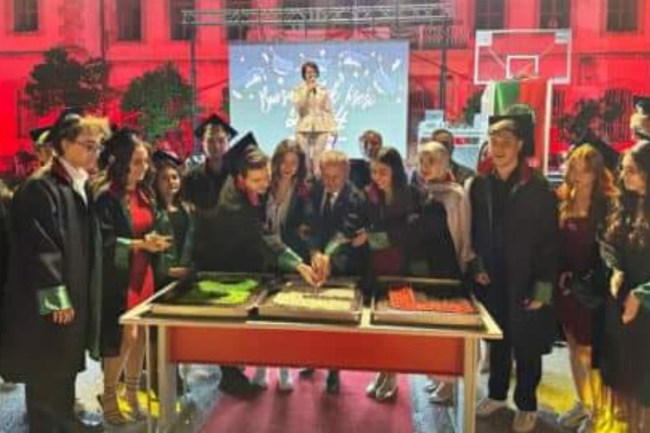 Bursa Erkek Lisesi'nde mezuniyet coşkusu