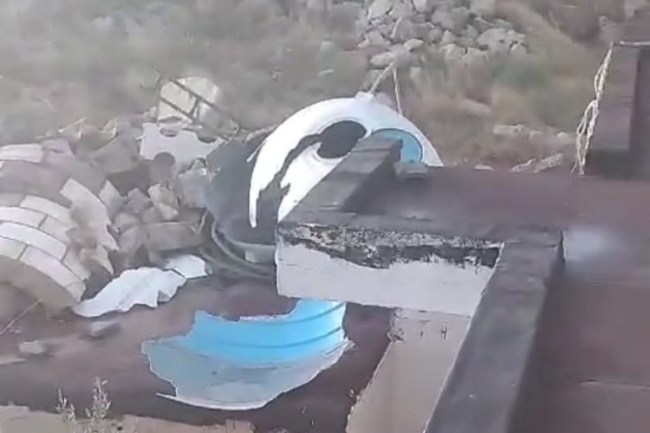 Mardin'de şiddetli fırtına minareyi yıktı