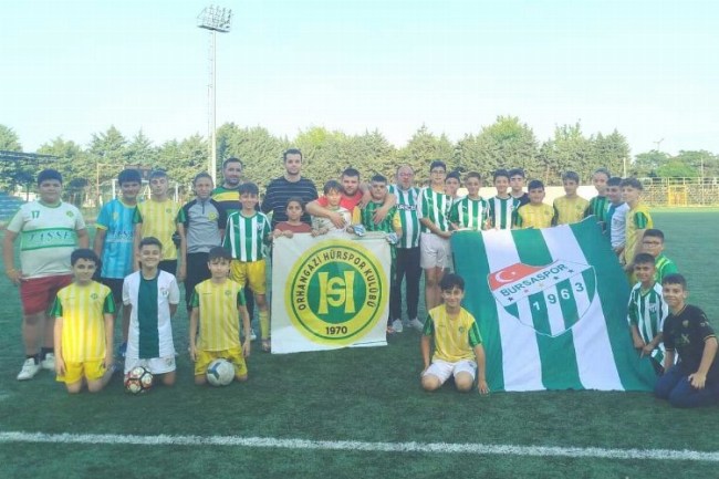 Hürspor'un miniklerinden Bursaspor'a destek