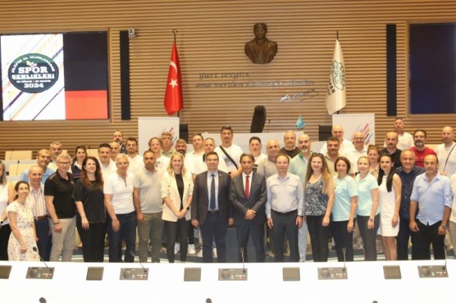 Spor Şenlikleri'nde görev alanlara teşekkür plaketi