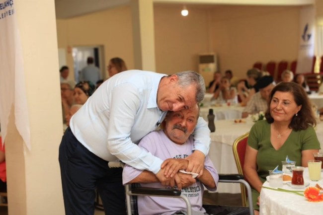 Güzelbahçe'de yaşlılarla çifte kutlama