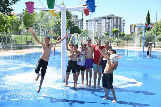 Manisa'da çocuklara serinleten eğlence