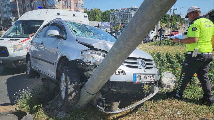 Zonguldak’ta otomobil direğe çarptı: 4 yaralı