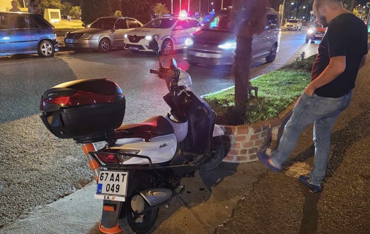 Alkollü sürücü motorsiklete çarptı