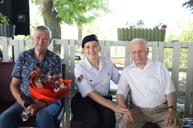Uzunköprü'de jandarmadan 101 yaşındaki Şaban Atay'a ziyaret