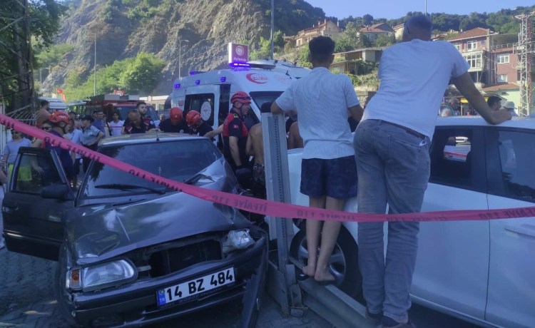 Alkollü sürücü bariyerlere saplandı