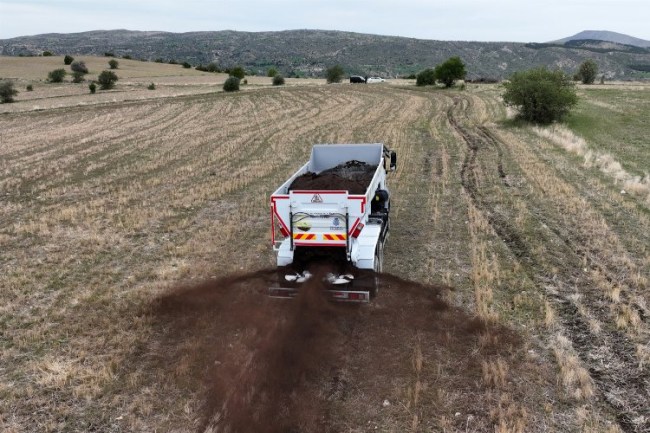 Konya'da kamyon üstü gübre dağıtımı