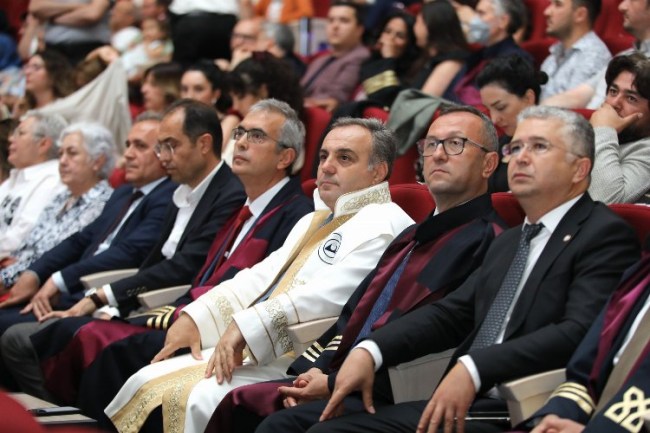 ERÜ Eczacılık Fakültesi'nde mezuniyet sevinci