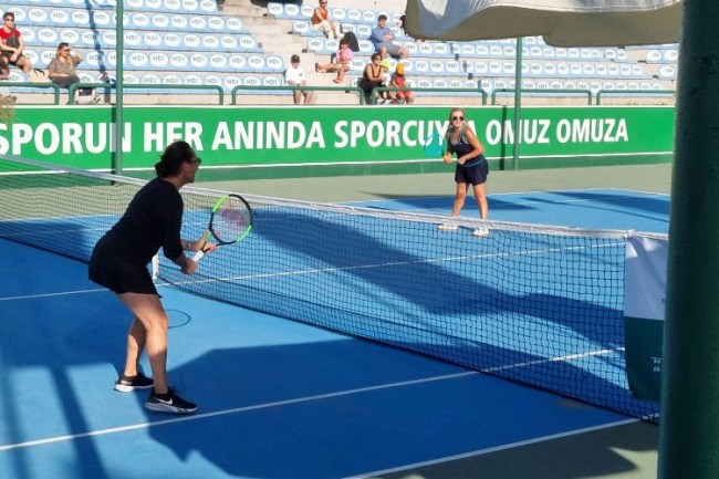 Dr. Yasemin Savaş ve Hülya Avşar'dan gösteri maçı