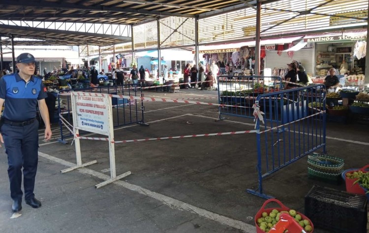 Pazaryerinde 3 esnafa tezgah kapatma cezası