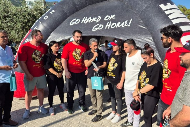 Gemlik'te şampiyonlardan "Halkla Bilek Güreşi"