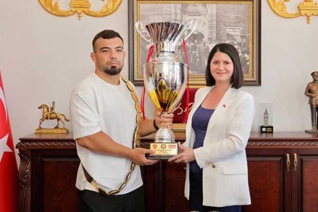 Kırkpınar Başpehlivanı Yusuf Can Zeybek'ten, başkan Filiz Gencan Akın'a ziyaret