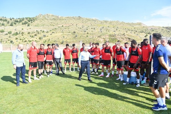 Futbol takımları Erciyes Yüksek İrtifa Kamp Merkezi'ne övgüler yağdırdı