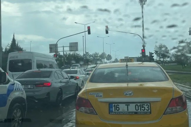Bursa'da yoğun yağış trafiğe kilit vurdu!