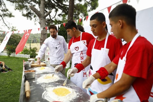 Ünlü Şef Kızılay'ın kampında tecrübe paylaştı