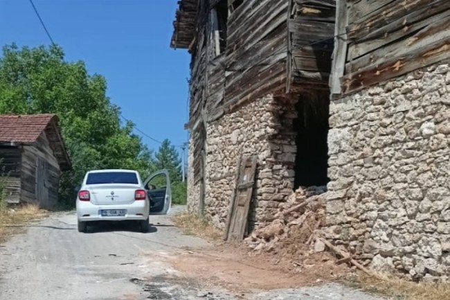 Keles'te sel samanlıkları yıktı