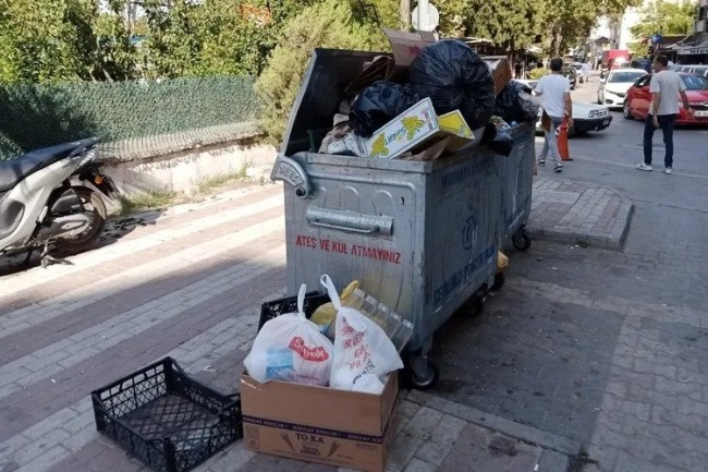 Güzelyalı'da toplanmayan çöpler tepki topluyor