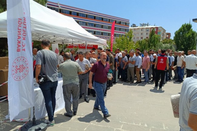 Bingöl'de Cuma namazı çıkışında aşure dağıtıldı