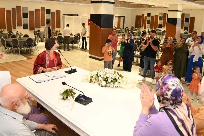 Başkan Kınay Karabağlar'ın en genç çiftinin nikahını kıydı