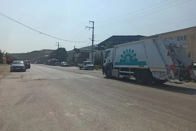 Geçit Mahallesi'ndeki bu kasis trafiği tehlikeye sokuyor