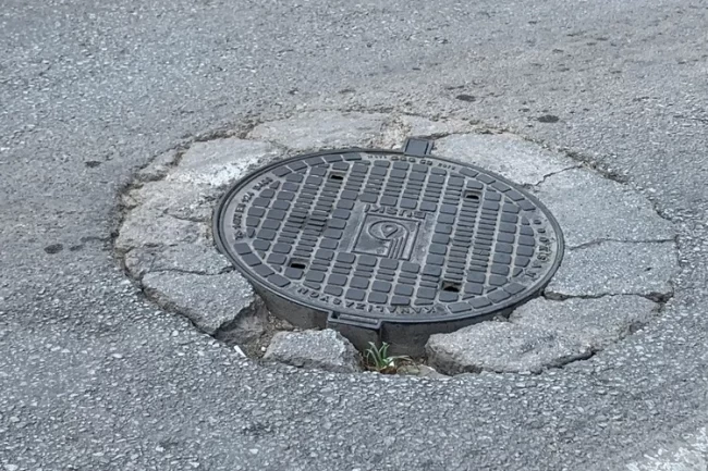 Bursa'da ana caddelerdeki rögar kapakları araçlara zarar veriyor