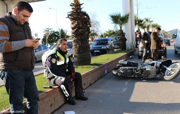 TRAFİK POLİSİNE OTOMOBİL ÇARPTI