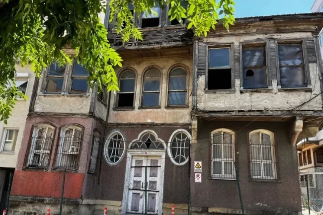 Setbaşı'ndaki bu bina, tehlike yaratıyor
