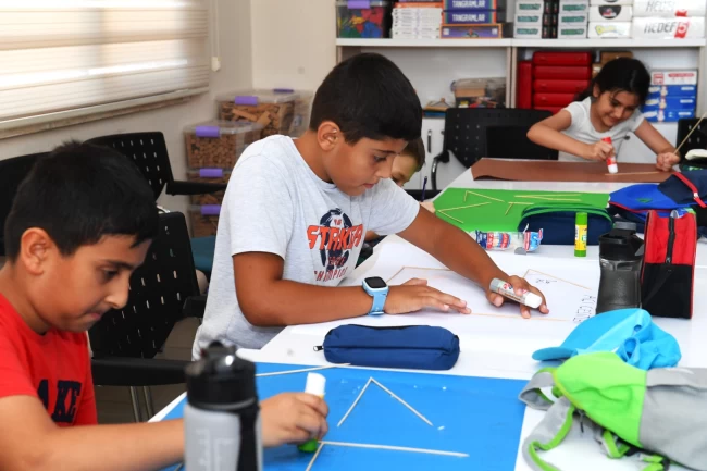 Bursa'da Osmangazi'nin atölyelerinde çocuklar hayatı öğreniyor