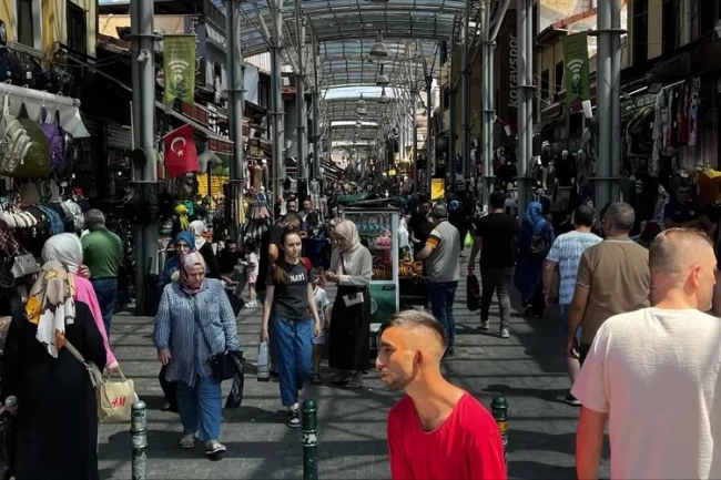 Bursa'nın Kapalı Çarşısı kalabalığı ile göz doldurdu