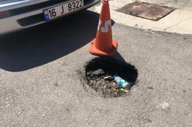 Bursa Üçevler'de yolda oluşan çökme her geçen gün büyüyor