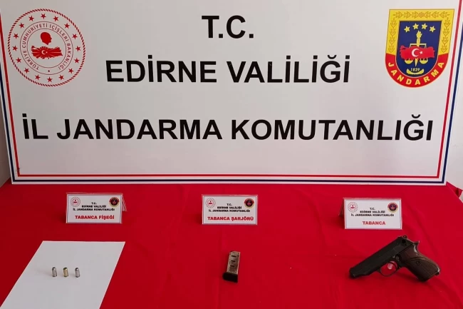Kaçakçılık operasyonunda ruhsatsız tabanca ele geçirildi