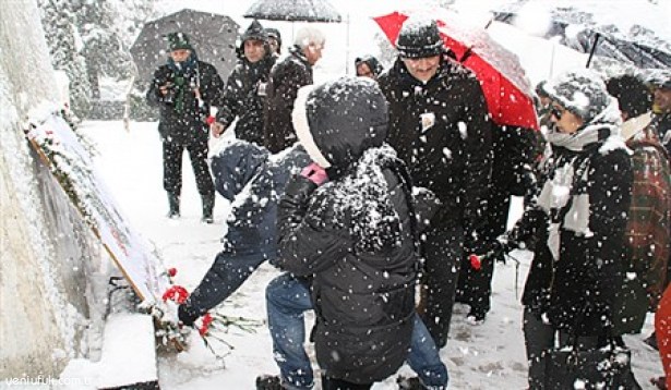 MUMCU İÇİN KAR ALTINDA KIRMIZI KARANFİL