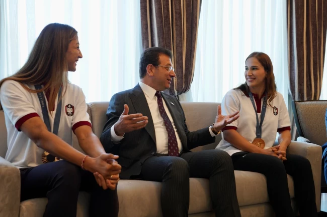İBB Spor Kulübü'nün olimpiyat madalyalı kadın sporcularına tebrik