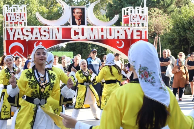 İzmit'te üç ülkenin halk danslarıyla unutulmaz gösteri