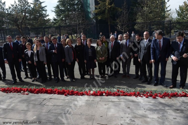 CHP, ANKARA ŞEHİTLERİNİ KARANFİLLE ANDI