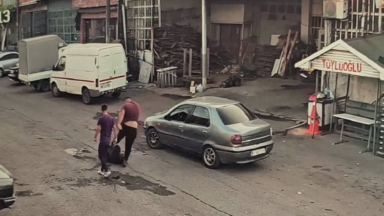 Dövüp, fotoğrafını çekip, kaçtılar