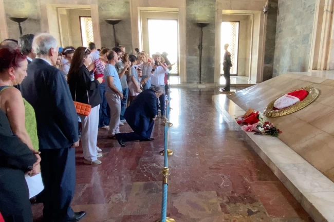 ATA Parti Genel Başkanı Atatürk'ü Türk töresine göre selamladı!