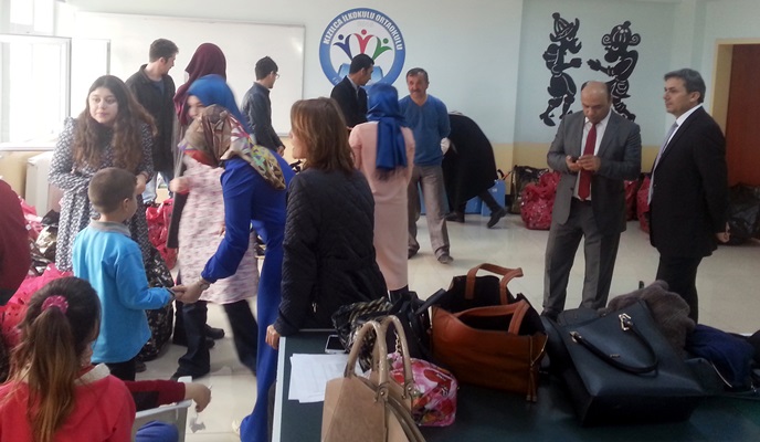 BELEDİYE'DEN KIRTASİYE VE GİYSİ YARDIMI