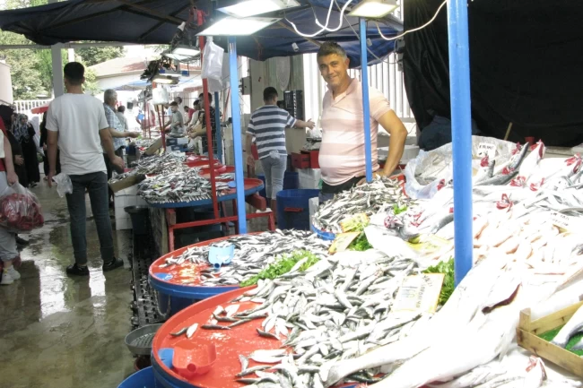 Yenişehir'de balıkçı tezgâhları şenlendi