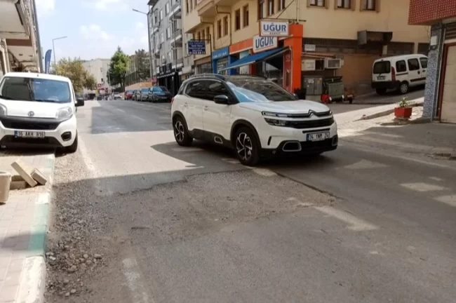 Yıldırım Caddesi'ndeki bozuk yol tehlike saçıyor