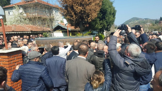 DUALAR VE GÖZYAŞLARIYLA UĞURLANDI..