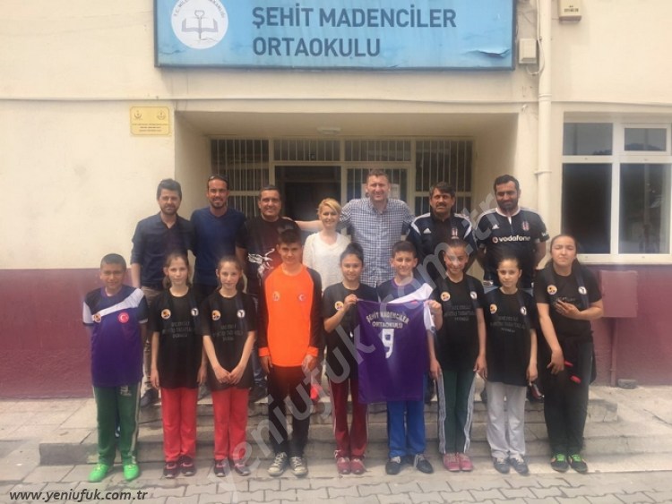 ÖĞRENCİLERİN TURNUVA FORMALARINI DERNEK KARŞILADI..