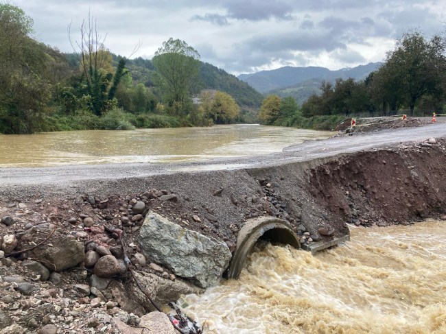 Ereğli'de köprü için yapılan servis yolu çöktü.