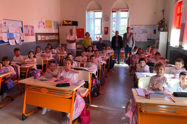 Başkan Taşyasan'dan minik öğrencilere kırtasiye seti