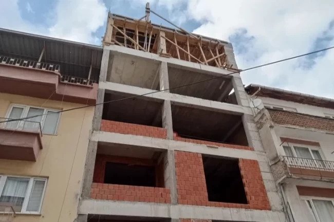 Bursa Elmasbahçeler'de güvenlik önlemi alınmayan inşaat vatandaşları tedirgin ediyor