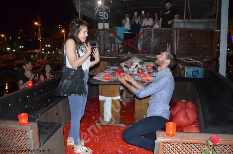 MÜKEMMEL 'EVLENME TEKLİFİ'..