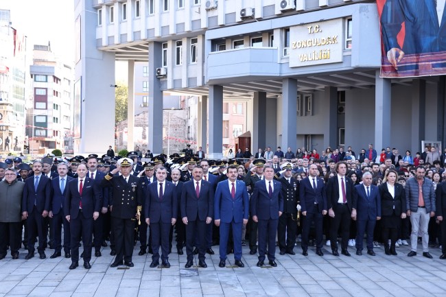 Cumhuriyetin 101.yılı kutlamalarında protokol çelenk koydu