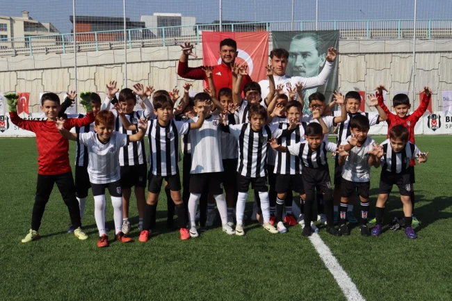 Minik futbolcular İzmit Belediyesi Cumhuriyet Bayramı Futbol Şöleninde doyasıya eğlendi